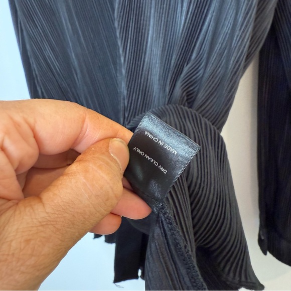 Isalis Syd Plisse Pleated Longsleeve Collared Blouse size medium in black - Picture 9 of 11